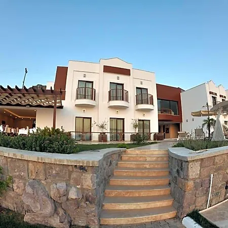 Ξενοδοχείο Small 4*
